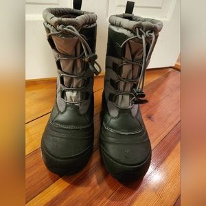 Boys' North Face winter Alpenglow IV boots, size 7 grey and black